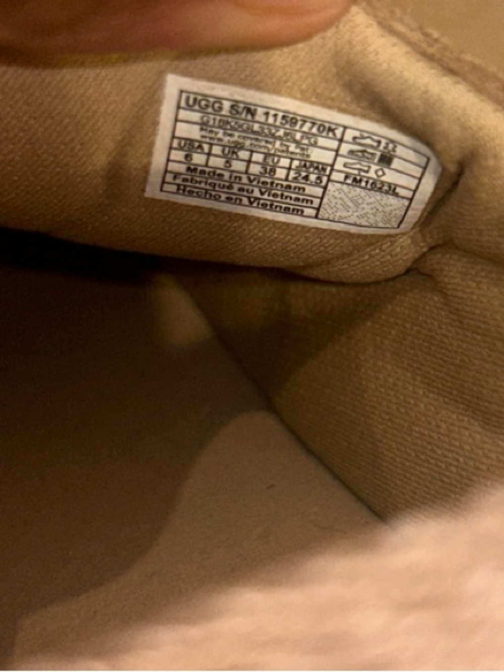 UGG® Goldenstar Clog - Big Kid Size 6, (women’s size 8) - Picture 9 of 9